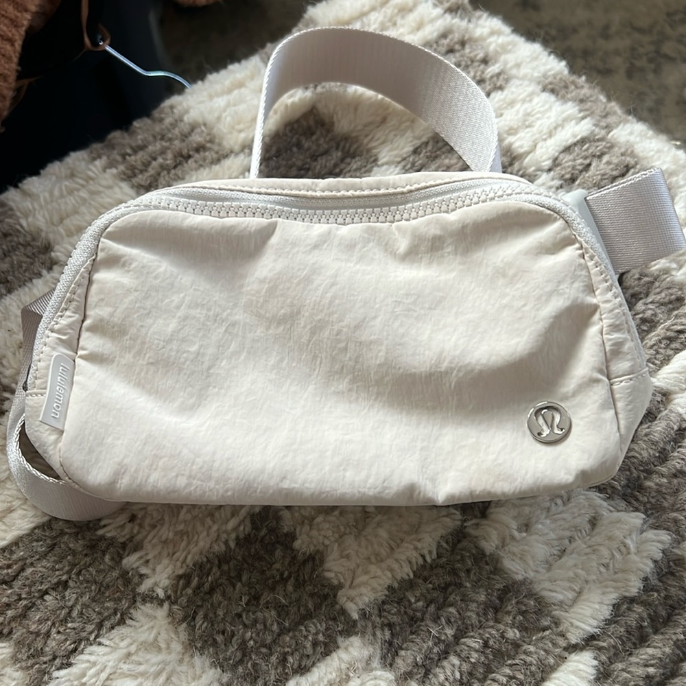 Lululemon Everywhere belt bag